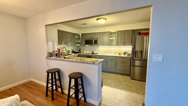 Foto del edificio - 1004 Paradise Rd