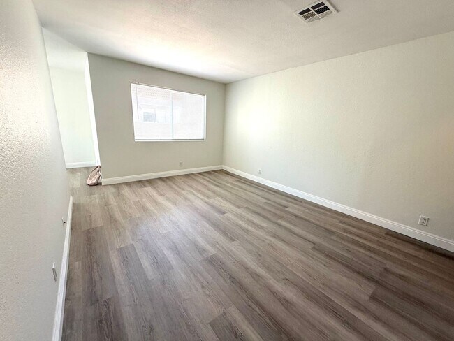 Foto del edificio - 1856 N Decatur Blvd