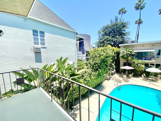 Foto del edificio - 1433 N Hayworth Ave - Pool & Parking