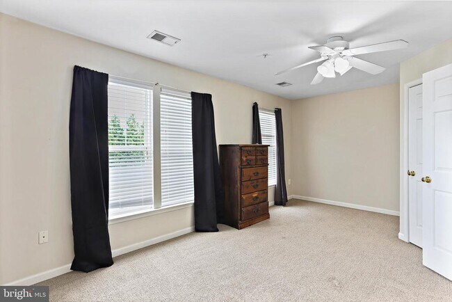 Building Photo - 570 Eisenhower Dr