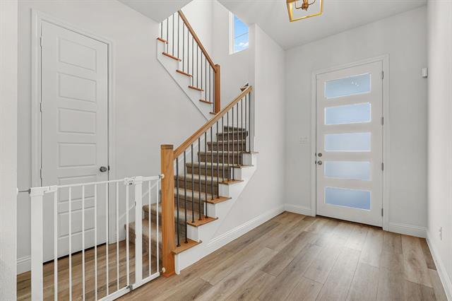 Foto del edificio - 2124 Village Walk Ln