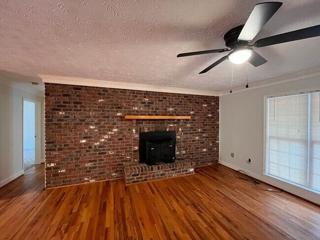 Building Photo - 396 Simpson Rd
