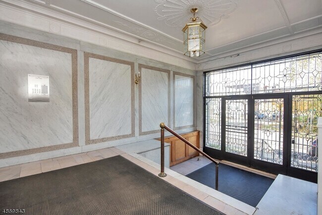 vestibule - 25 Trinity Plz