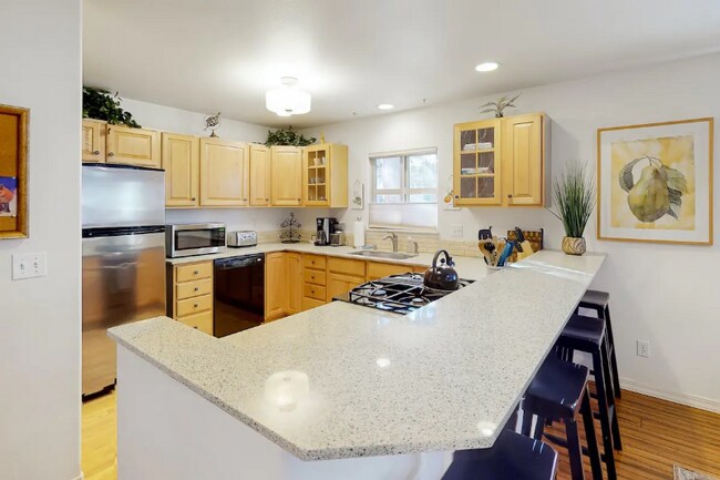 Building Photo - 770 E Riverpark Ln
