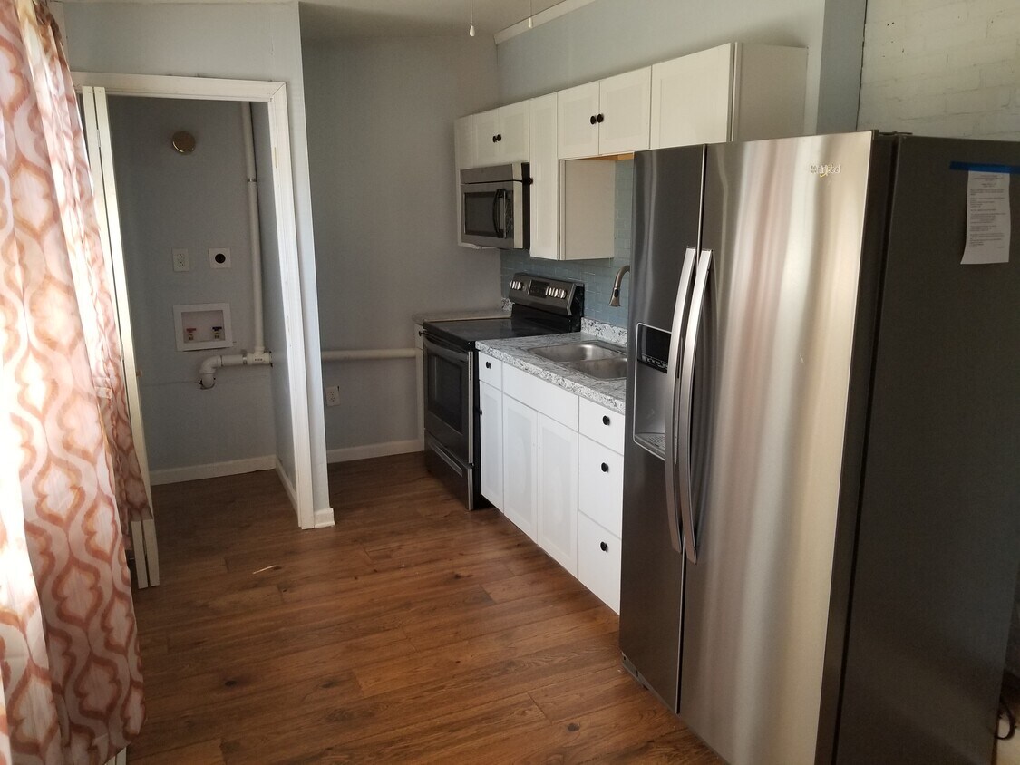 83 Tower Ave Unit Upstairs, Hartford, CT 06120 Apartments in Hartford