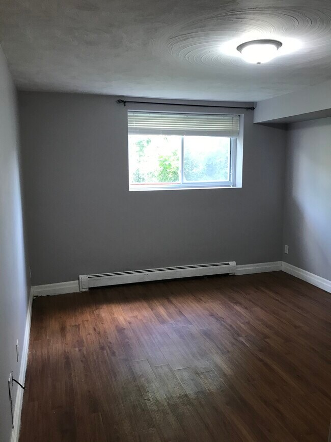 Photo du bâtiment - FIRST FLOOR BACHELOR APARTMENT AVAILABLE NOW