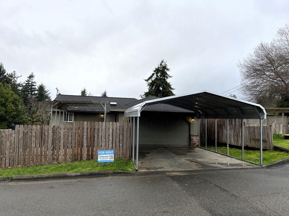 Primary Photo - Newley updated 3-bedroom home features fen...