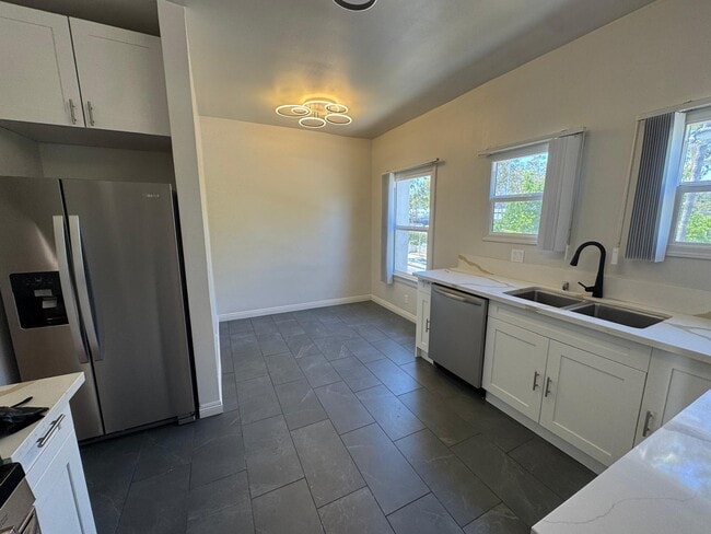 Building Photo - 467 N Orange Grove Ave