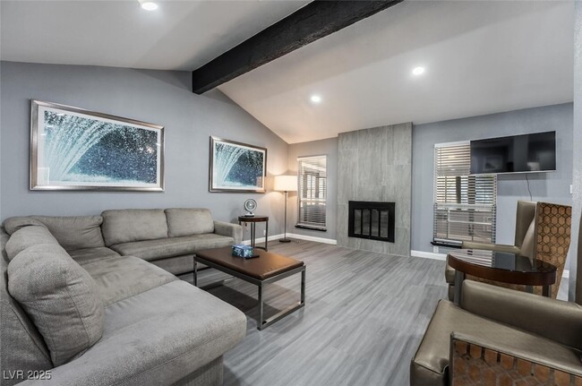 Foto del edificio - 7439 Trudy Ln