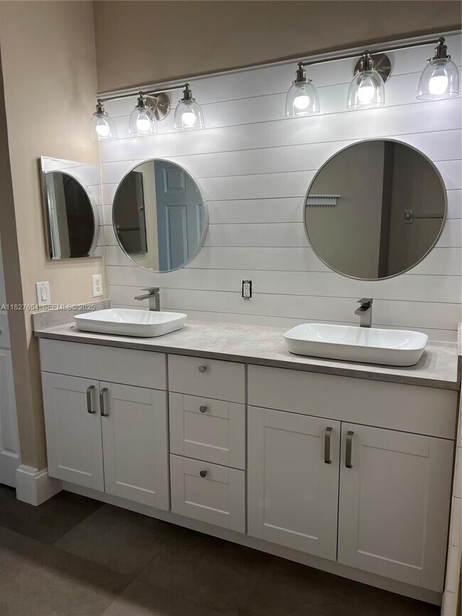 Building Photo - 4104 NE 24th Dr