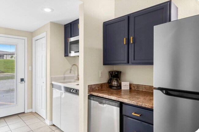 Foto del edificio - Remodeled and Stunning Studio | Fully Furnished | All Utilites Included | 1 Bathroom | Condo | Ki...