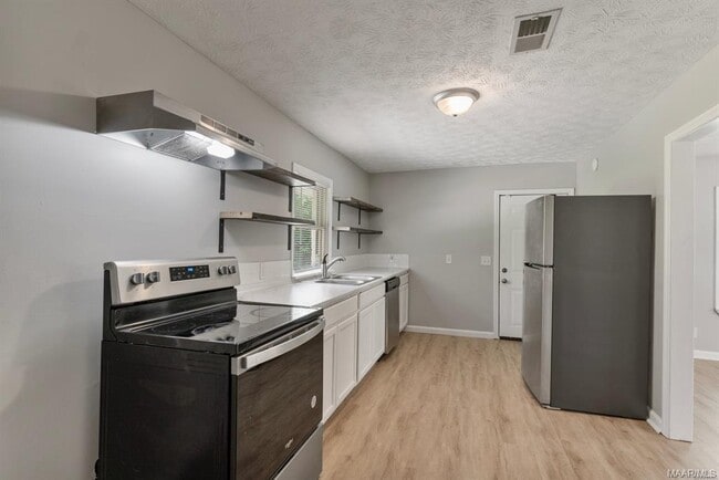 Building Photo - 1301 Beaumont Dr