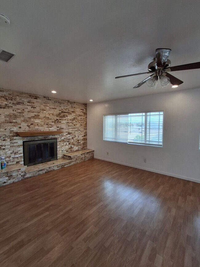 Foto del edificio - Amazing 4-Bedroom Home w/ Views!