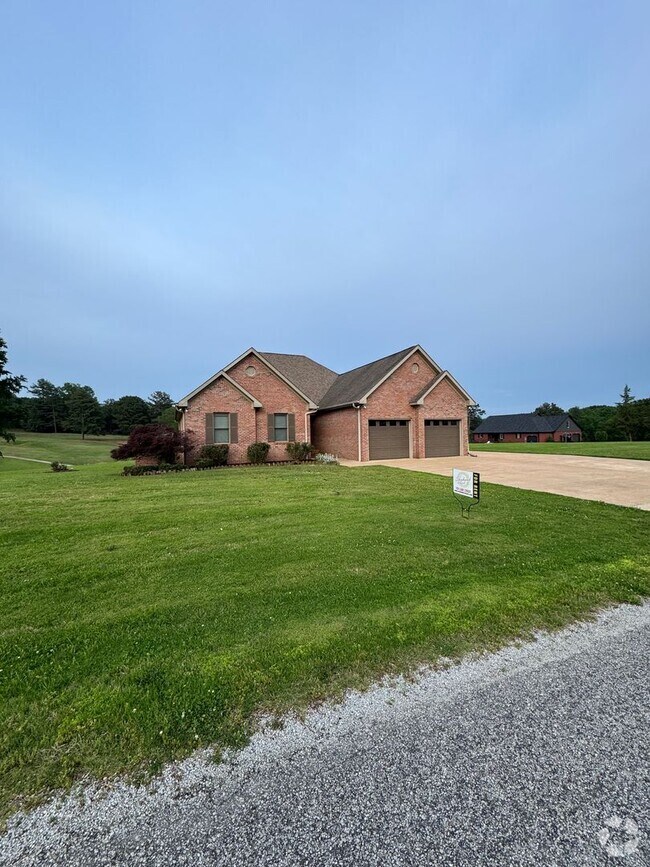 Building Photo - 1600 Rock Hill Rd