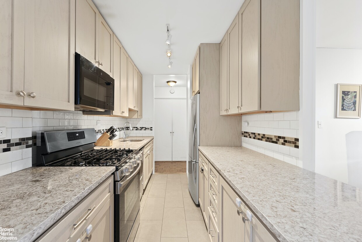 Primary Photo - 1 Bed + Office/Den