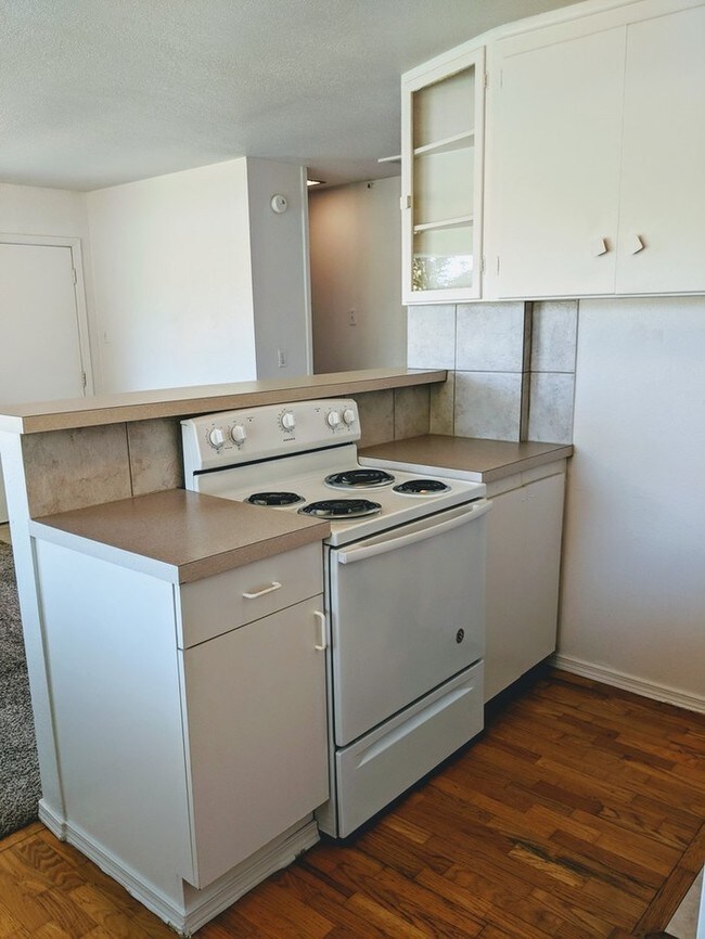 2 bedroom Duplex off Waller Rd in Apartment for Rent in