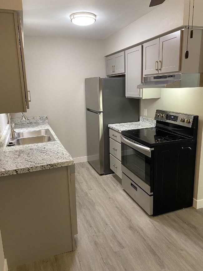 Building Photo - FREE heat, minutes from Madison and Fitchb...