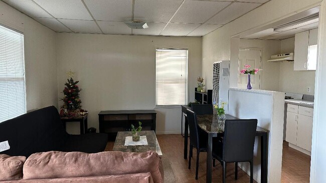 Good lighting in living room - 22026 Main St