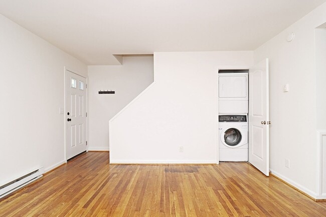 Building Photo - Student & Pet-Friendly Fry's Spring Duplex Near UVA