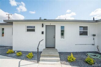 Building Photo - 17 Redwood Ave