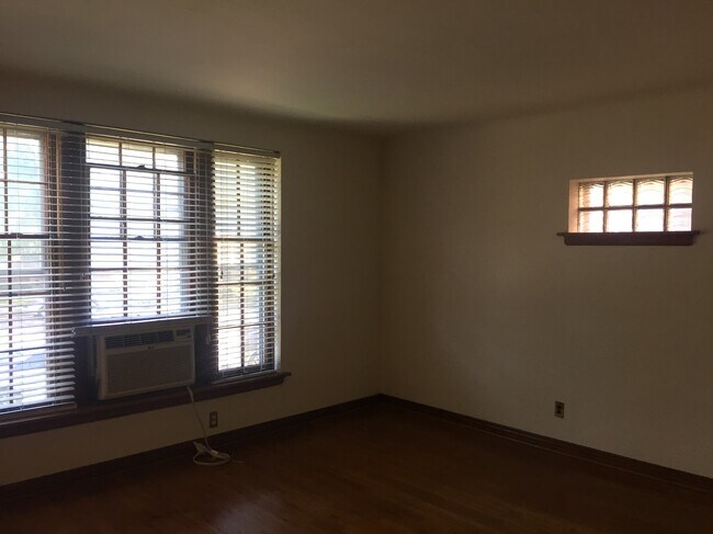 Building Photo - 5024 Jamieson Ave