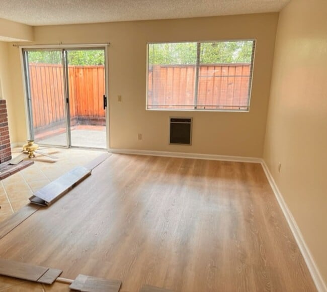 Building Photo - Move in Ready!  Racquet Club Circle