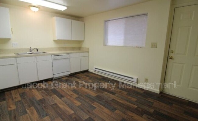 Building Photo - 1380 E Poplar St