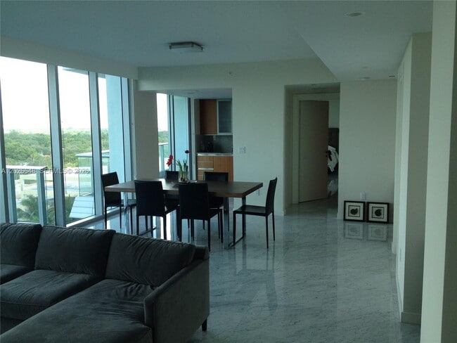 Building Photo - 2627 S Bayshore Dr