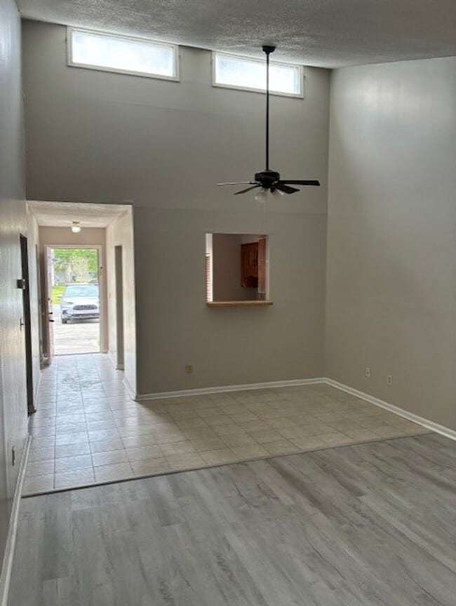 Building Photo - 112 Admiral's Walk Dr