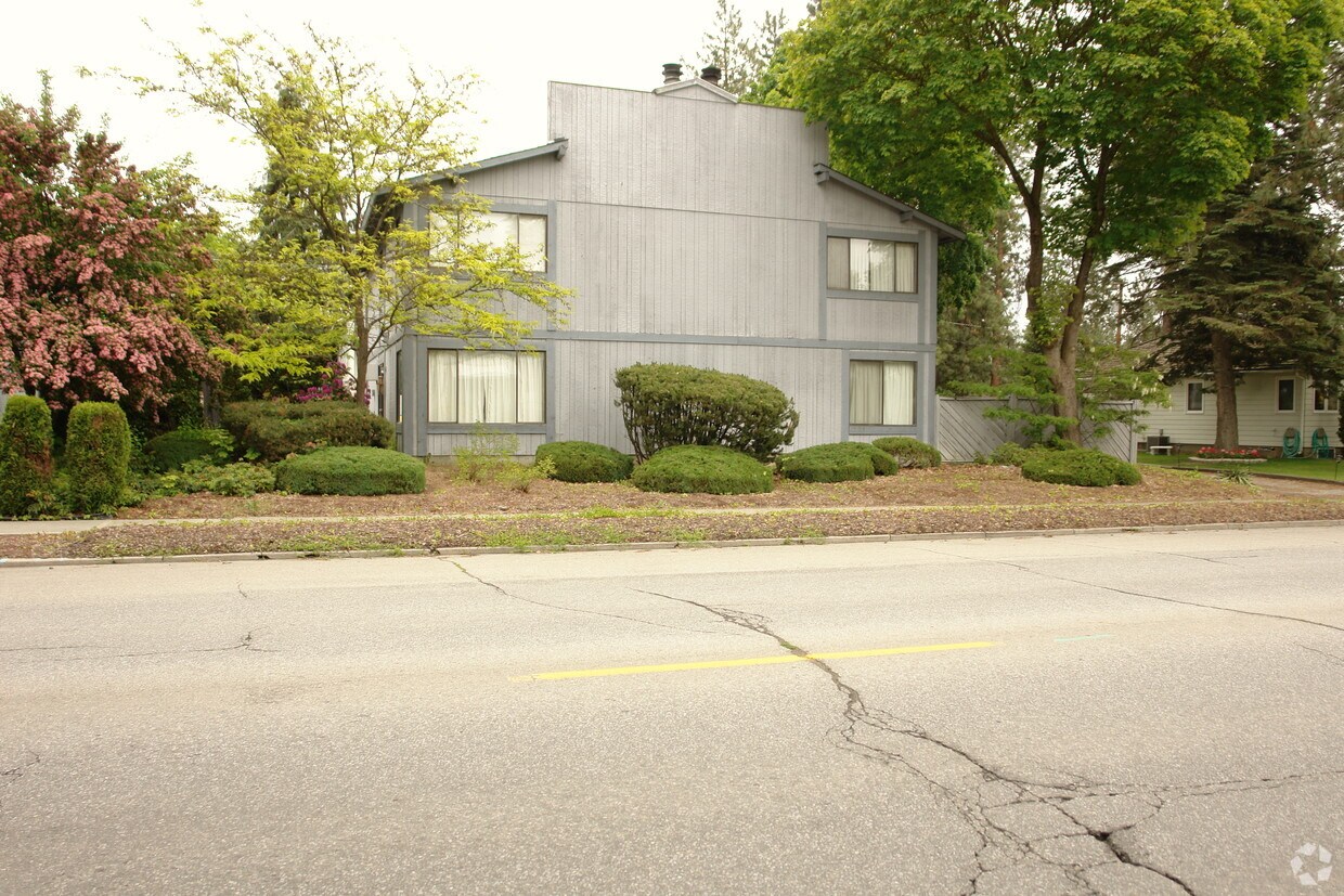 Building Photo - 602-614 E 42nd Ave