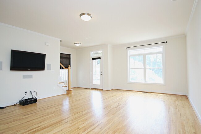 Foto del edificio - Spacious End-Unit Pantops Townhome