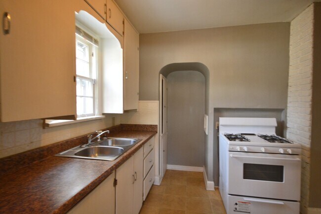 Foto del edificio - 2 Bedroom 1 Bathroom House with a Fenced-in Yard!