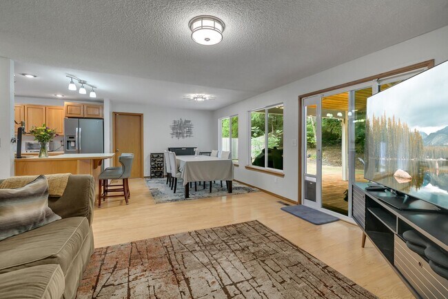 Foto del edificio - Fully Furnished 3-Bedroom Lacey Home