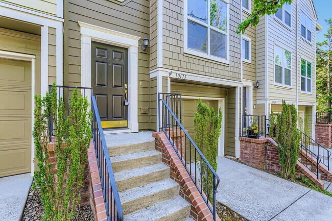 Foto del edificio - Elegant Forest Heights 3 bedroom, 3 bath Brownstone Home!
