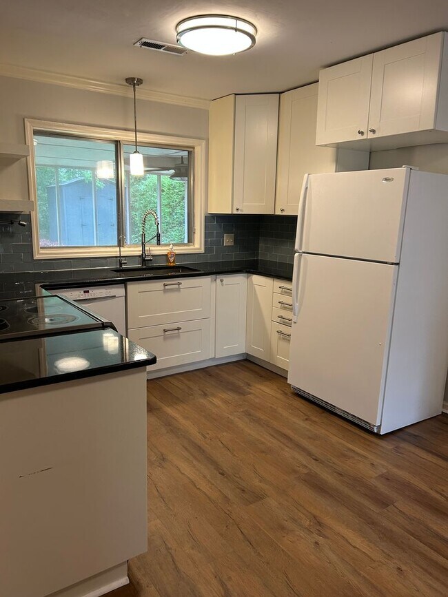 Building Photo - 4-Bedroom Gem Near Downtown Huntsville – N...