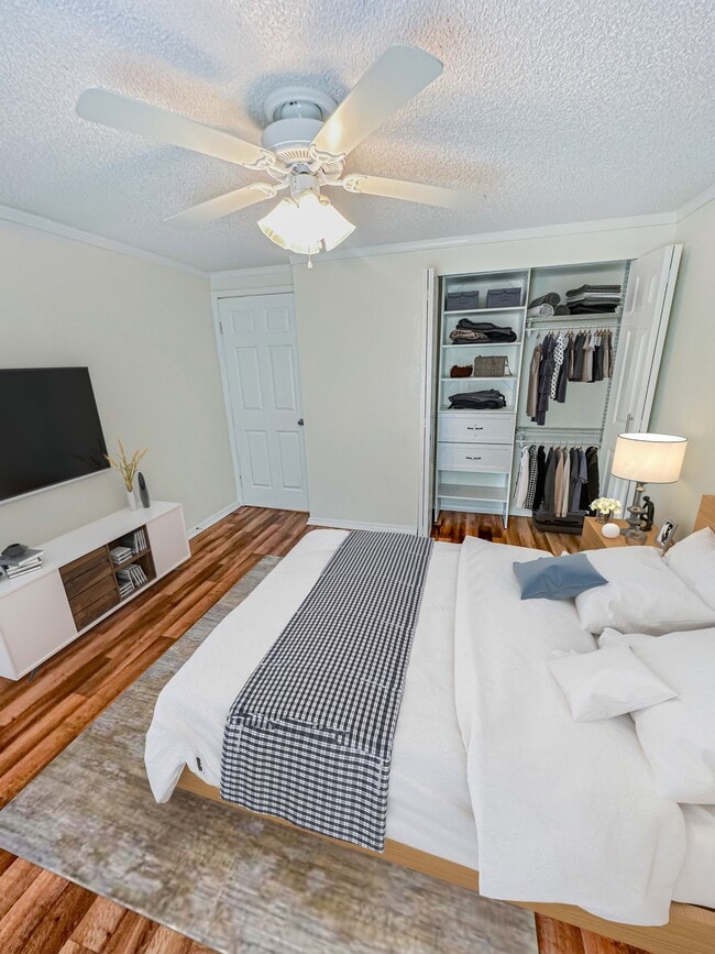 Unwind in cozy bedrooms offering ample closet space to keep your belongings organized. - Summer Glen Apartments