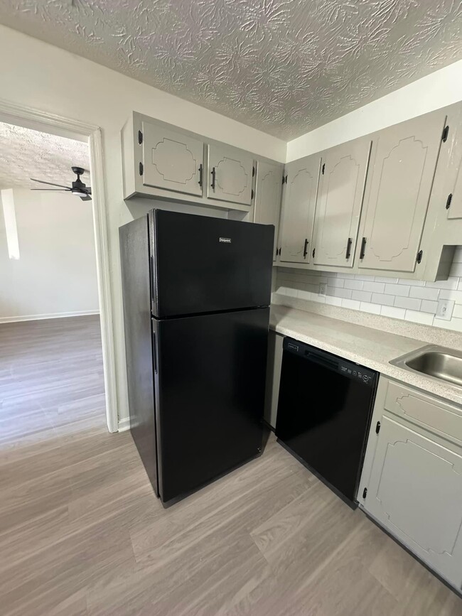 Building Photo - Pines at Athens