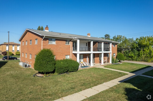 Building Photo - Colonial Manor