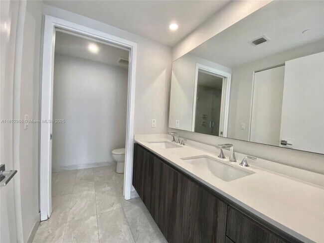 Foto del edificio - 488 NE 18th St