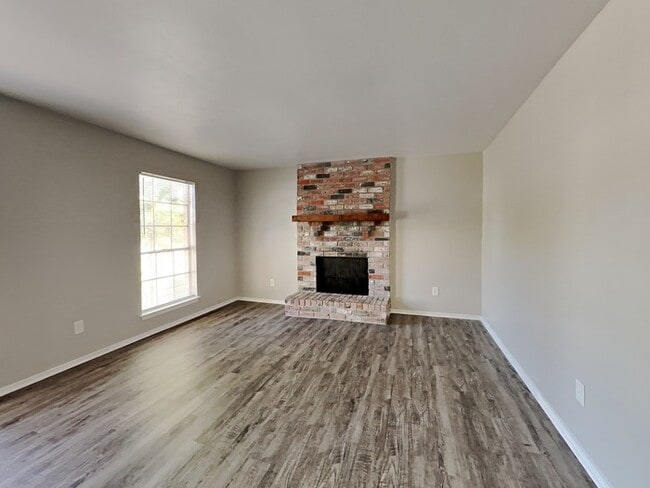 Building Photo - Charming 4/2 Home!!!