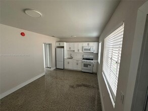 Building Photo - 211 SW 18th Ave