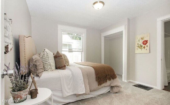 Building Photo - 3 br, 1 bath Townhome - 2110 36th St SW