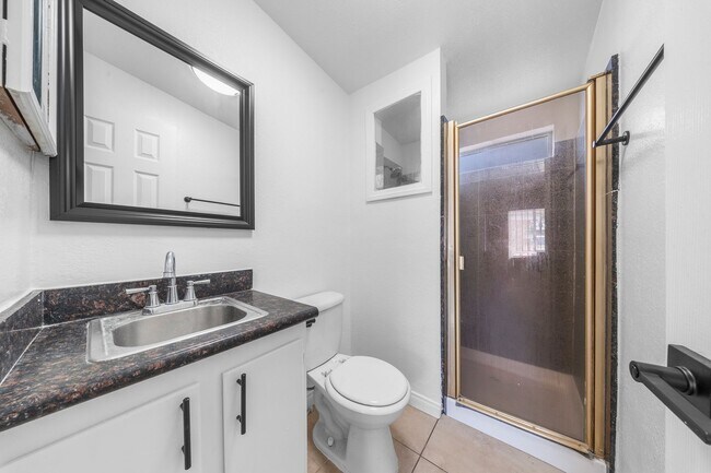 Foto del edificio - 2241 E 19th St