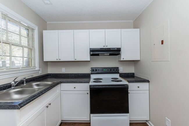 Building Photo - S Pine St