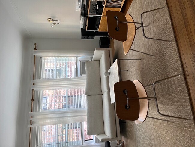 Foto del edificio - 726 Hinman Ave