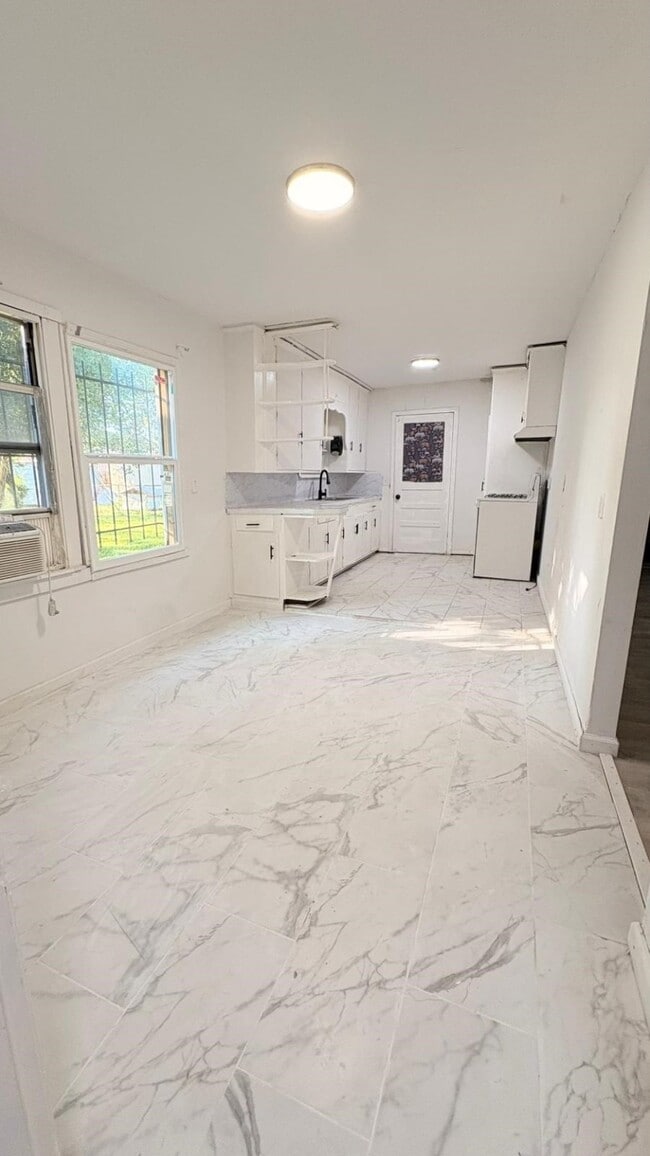 Building Photo - 7722 Darnay Dr