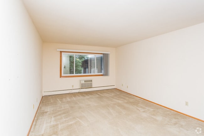 Spacious living room - Graceland Gardens Apartment Homes