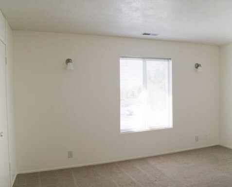 Building Photo - 1587 S Foothill Dr