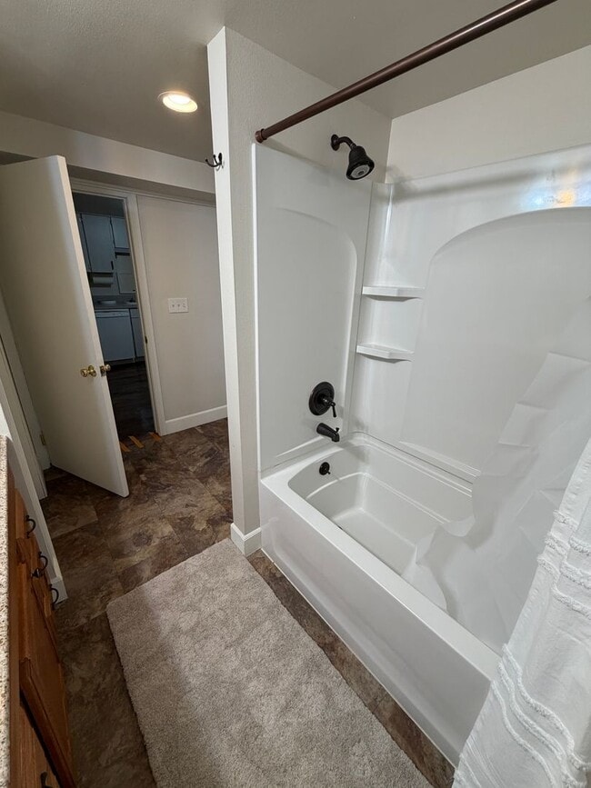 Building Photo - Newly remodeled and furnished 1 bedroom