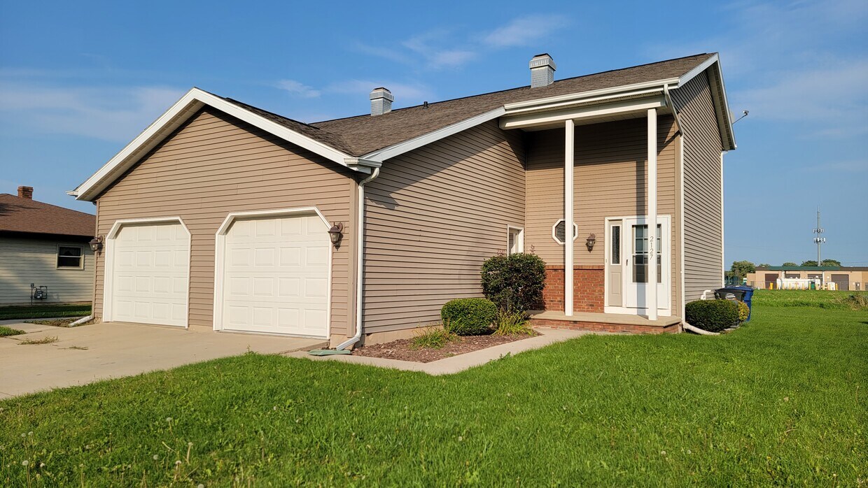 Primary Photo - 2127 Country Ln